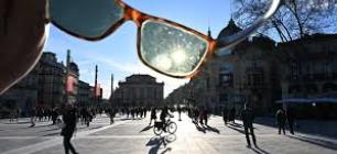 photo de la place de la Comédie à Montpellier avec soleil qui irradie au travers de lunettes de soleil - copyright Midi Libre